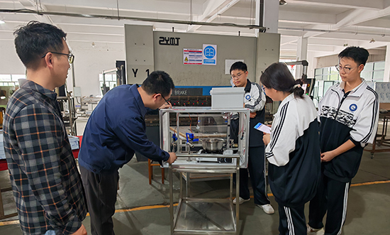 从课堂到工厂 00后技术团队用物联网为传统厨房装上“最强大脑”